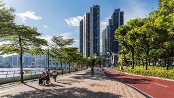 Opened to the public in 1990, Tsuen Wan Riviera Park has a total area of 4.26 hectares comprising of a promenade, a cycling track and active facilities like tennis courts and basketball courts. The park is located in Tsuen Wan West, its waterfront promenade overlooks the view of the surrounding waters.